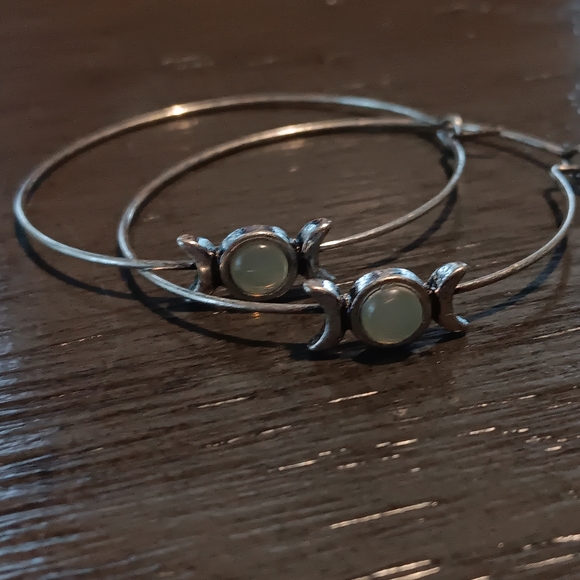 ✨️3 For $15✨ Hot Topic Sailor Moon 🌙 Silver Hoop Earrings - Picture 2 of 5